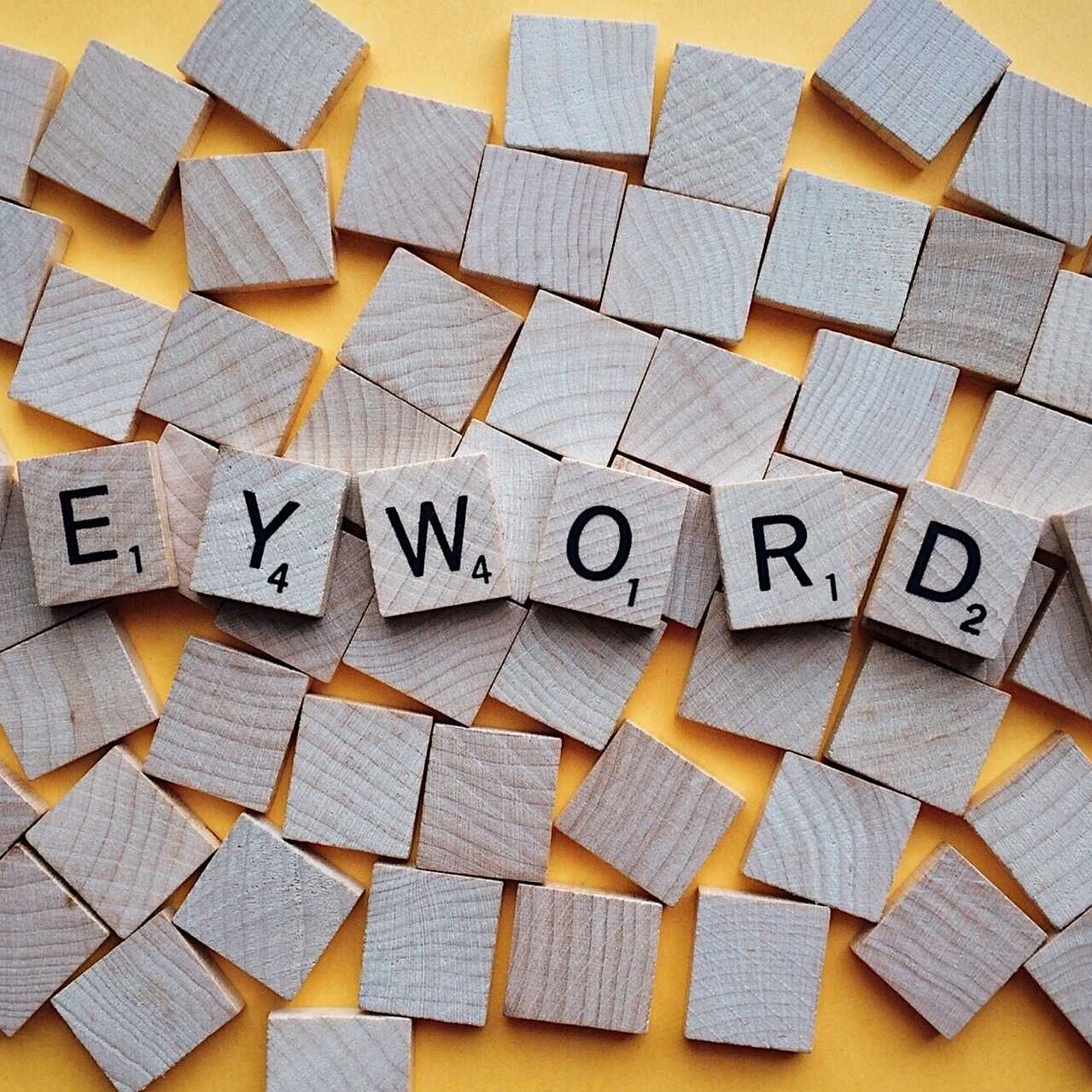 Thuật ngữ tiếng Anh Keyword có nghĩa là một hoặc nhiều từ mà người dùng viết vào công cụ tìm kiếm để tìm và tham khảo các trang web mà họ quan tâm