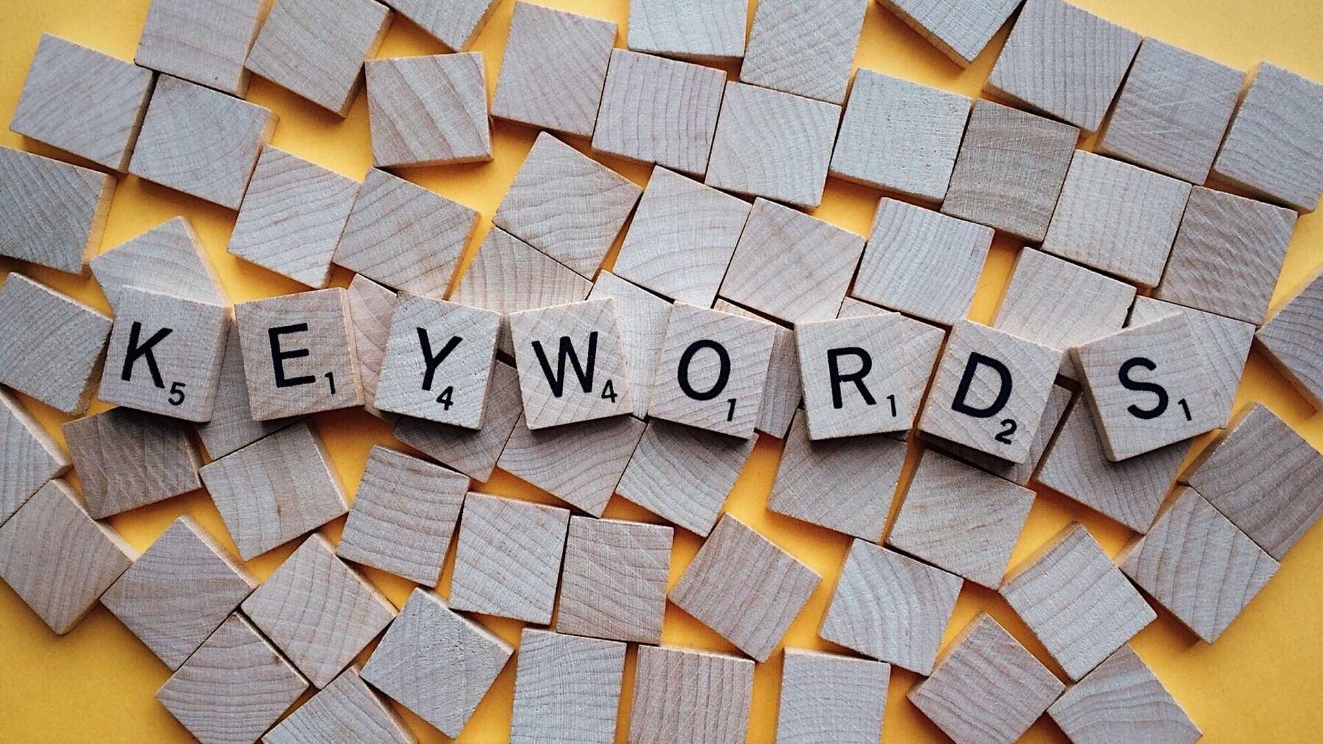 Con il termine inglese Keyword si intendono una o più parole che gli utenti scrivono nei motori di ricerca per trovare e consultare i siti Web di loro interesse