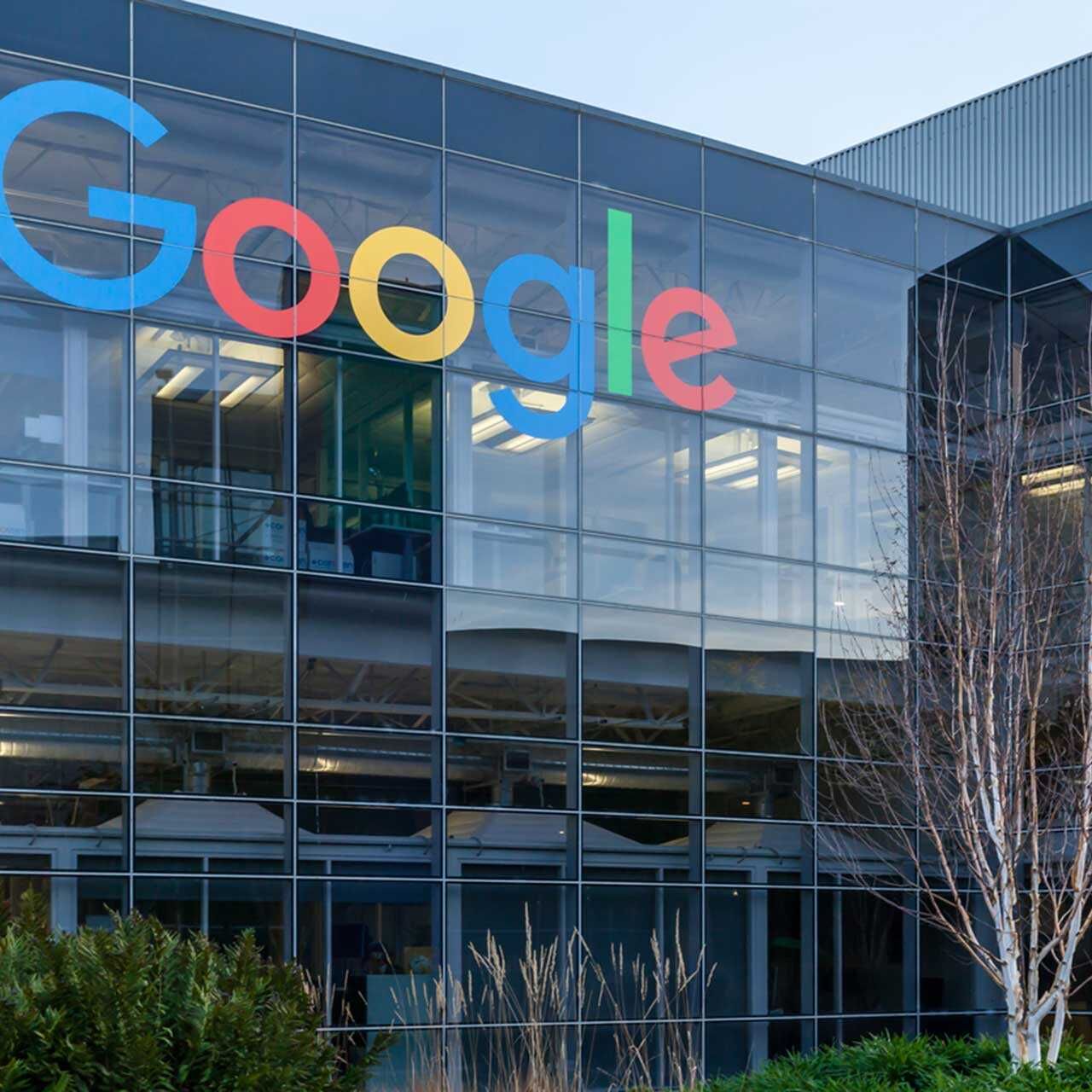 Google è un'azienda USA che offre servizi online, con quartier generale a Mountain View in California, nel cosiddetto Googleplex
