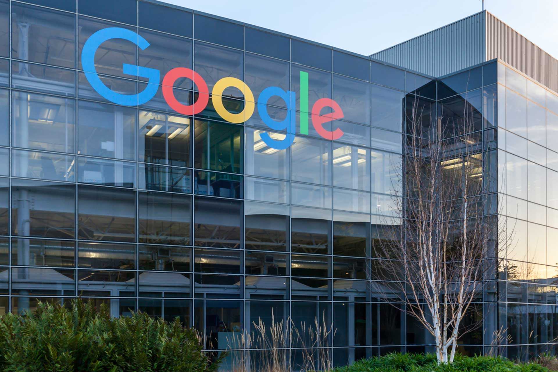 Google з'яўляецца амерыканскай кампаніяй, якая прапануе інтэрнэт-паслугі, са штаб-кватэрай у Маунтин-В'ю, штат Каліфорнія, у так званым Googleplex.