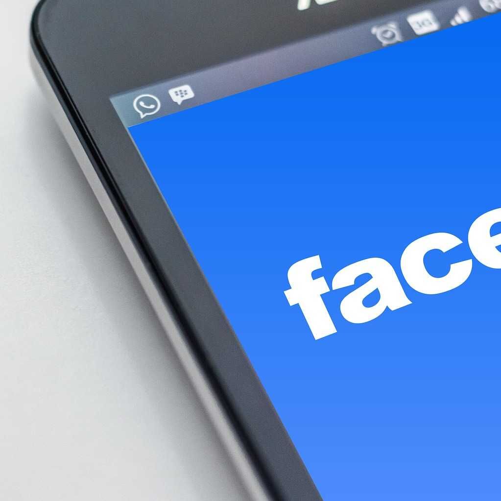 Το Facebook είναι ένα αμερικανικό μέσο κοινωνικής δικτύωσης και κοινωνικό δίκτυο, που δημιουργήθηκε αρχικά στις 4 Φεβρουαρίου 2004 ως δωρεάν πανεπιστημιακή υπηρεσία και αργότερα επεκτάθηκε για εμπορικούς σκοπούς, που ανήκει και λειτουργεί από την εταιρεία Meta[2], και βασίζεται σε μια πλατφόρμα web 2.0 γραμμένη σε διάφορες γλώσσες προγραμματισμού