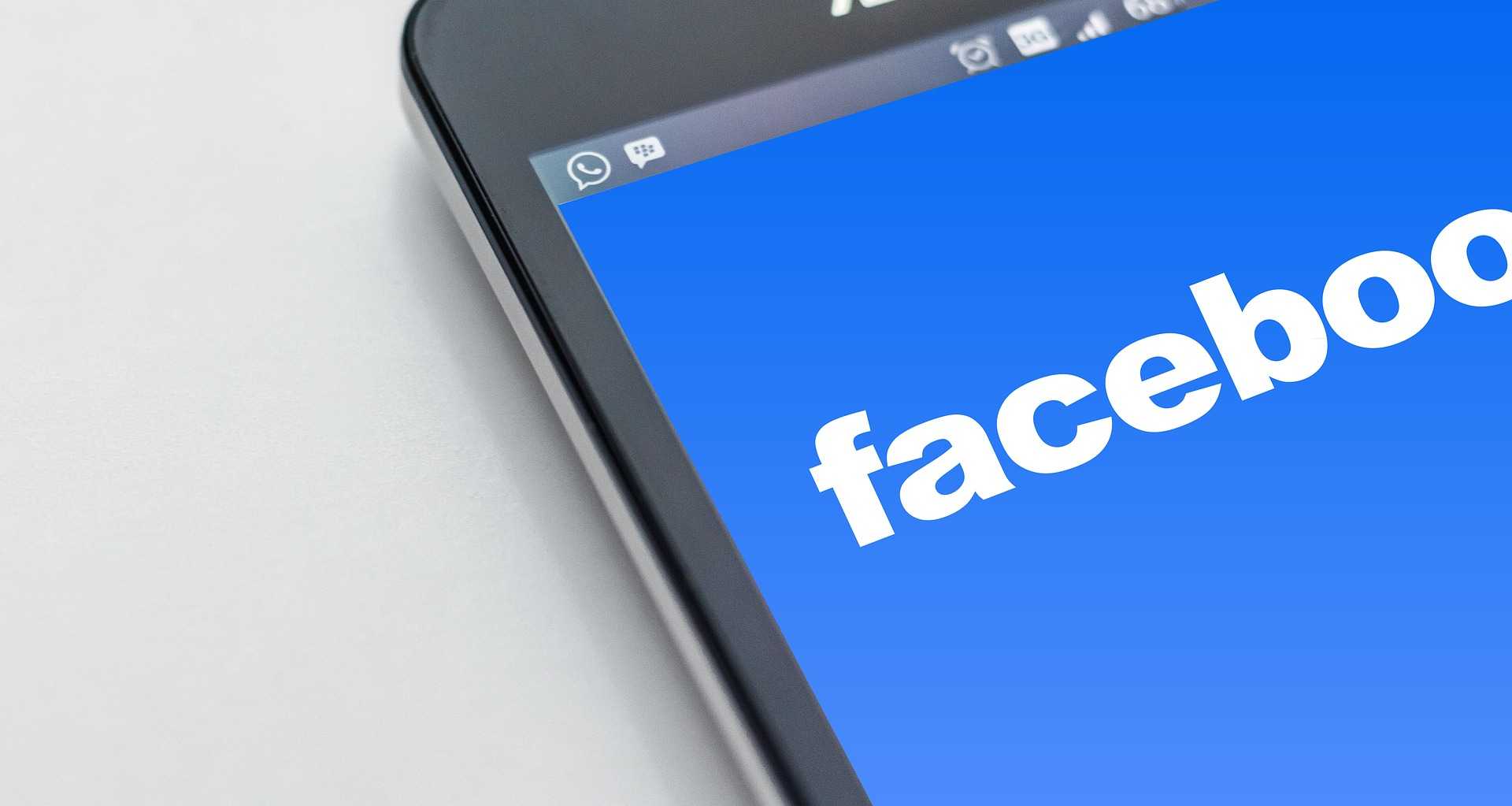 Facebook este o rețea socială și social media americană, creată inițial pe 4 februarie 2004 ca serviciu universitar gratuit și extins ulterior în scopuri comerciale, deținută și operată de compania Meta[2], și bazată pe o platformă web 2.0 scrisă în diverse limbaje de programare