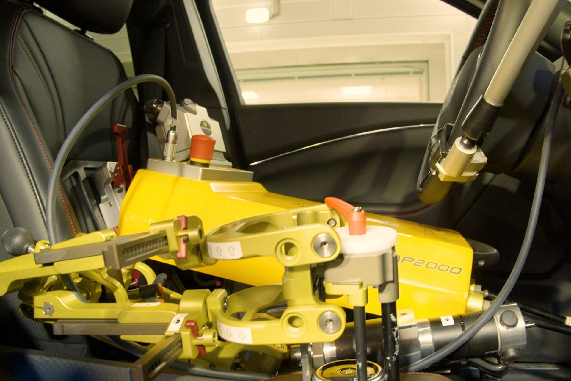 De tests uitgevoerd door de robots "Shelby" en "Miles" in het onderzoekscentrum Ford Weather Factory in Keulen