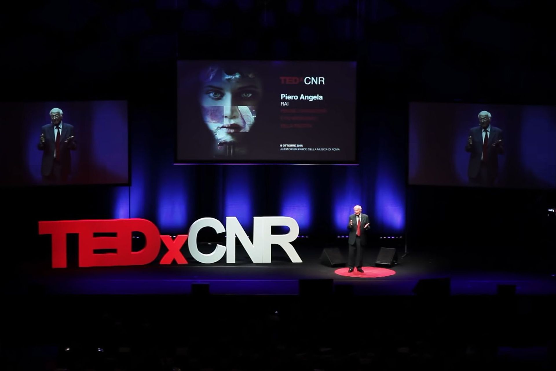 Jornalista científico Piero Angela durante o evento TEDxCNR