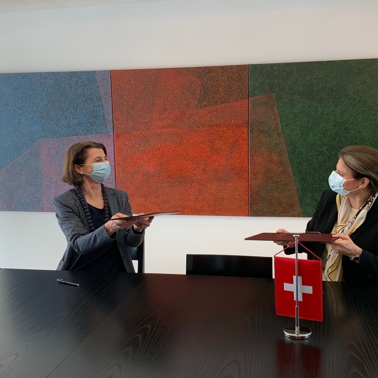 Scambio dell'accordo sull'innovazione fra la Segretaria di Stato della Svizzera, Martina Hirayama, e l’ambasciatrice del Liechtenstein a Berna, Doris Frick