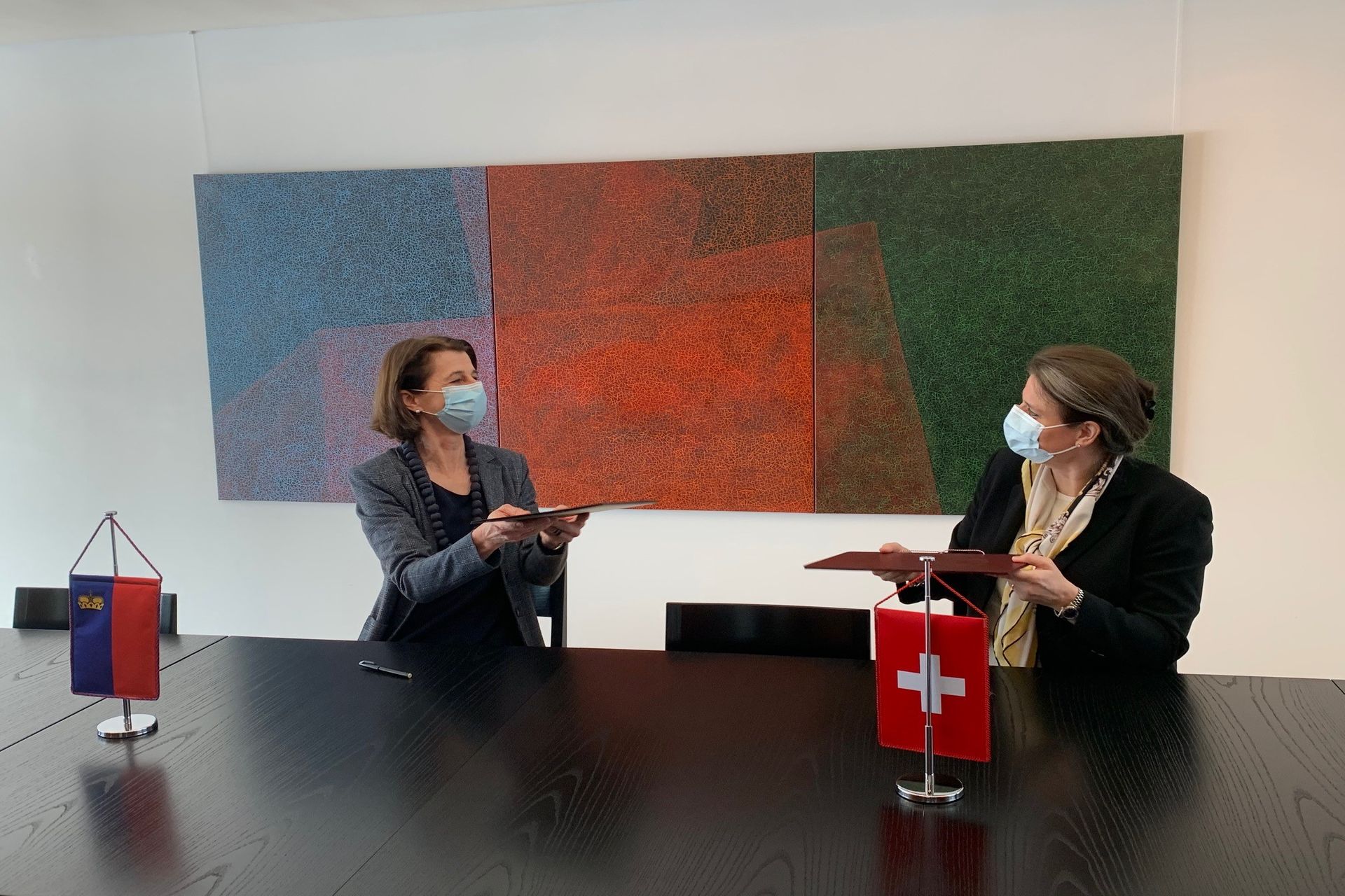Utbyte av innovationsavtalet mellan den schweiziska statssekreteraren Martina Hirayama och Liechtensteins ambassadör i Bern, Doris Frick