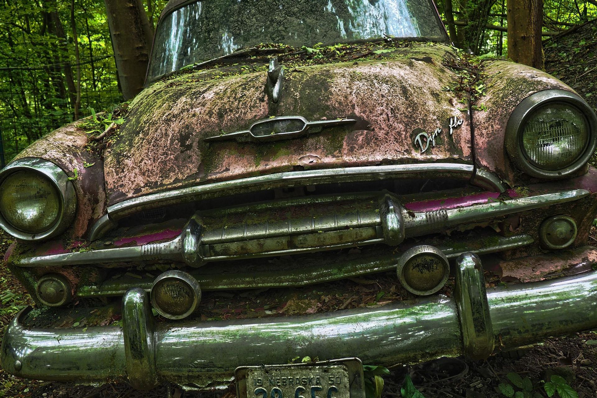 Un'automobile abbandonata ha un impatto gigantesco sull'ambiente