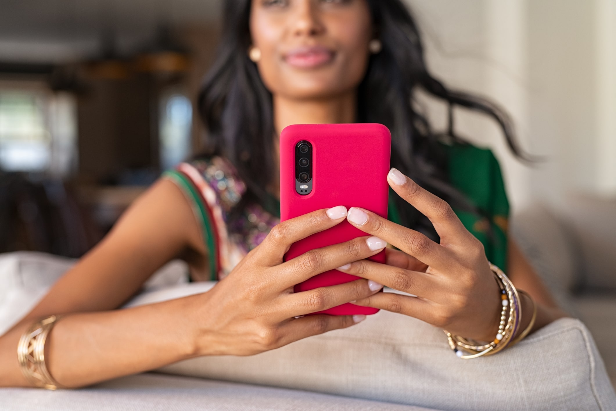 스마트폰을 사용하여 사교 활동을 하는 인도 여성