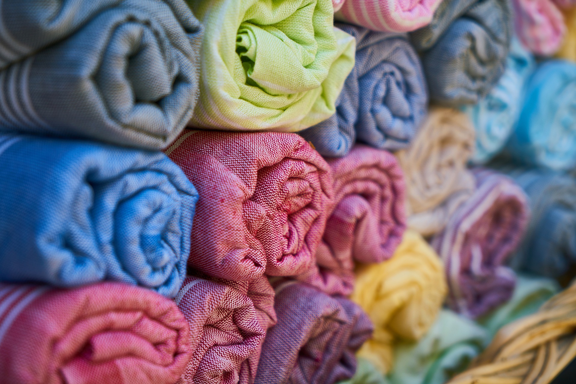 Asciugamani in cotone realizzati in una pluralità di colori sgargianti
