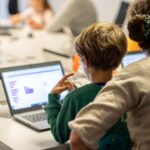 Cittadini svizzeri in tenera età alle prese con un PC in occasione della 'Giornata Digitale Svizzera' 2020
