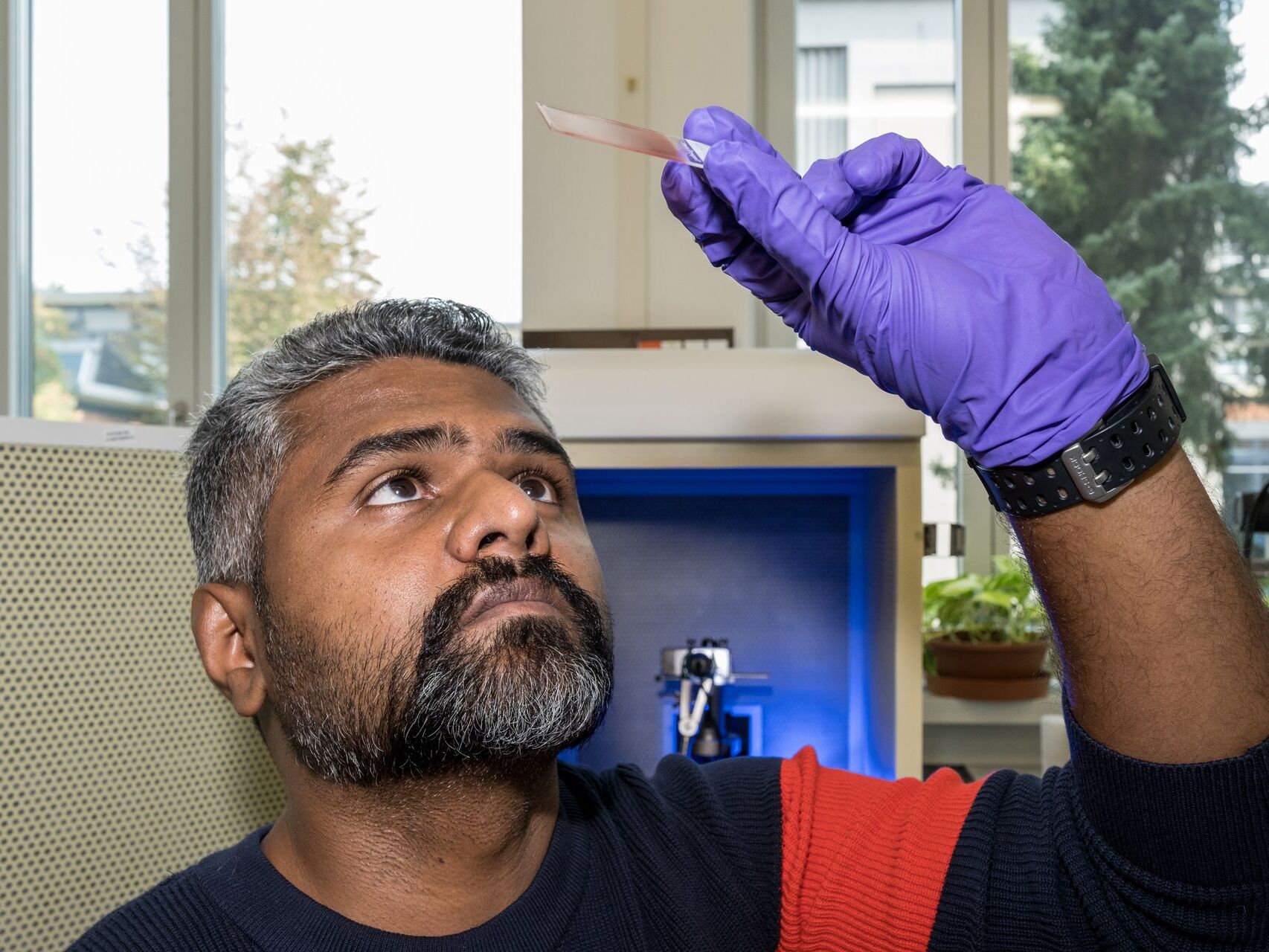 Ο ερευνητής Peter Nirmalraj μελετά την εμφάνιση της νόσου Alzheimer μέσω του μικροσκοπίου ατομικής δύναμης