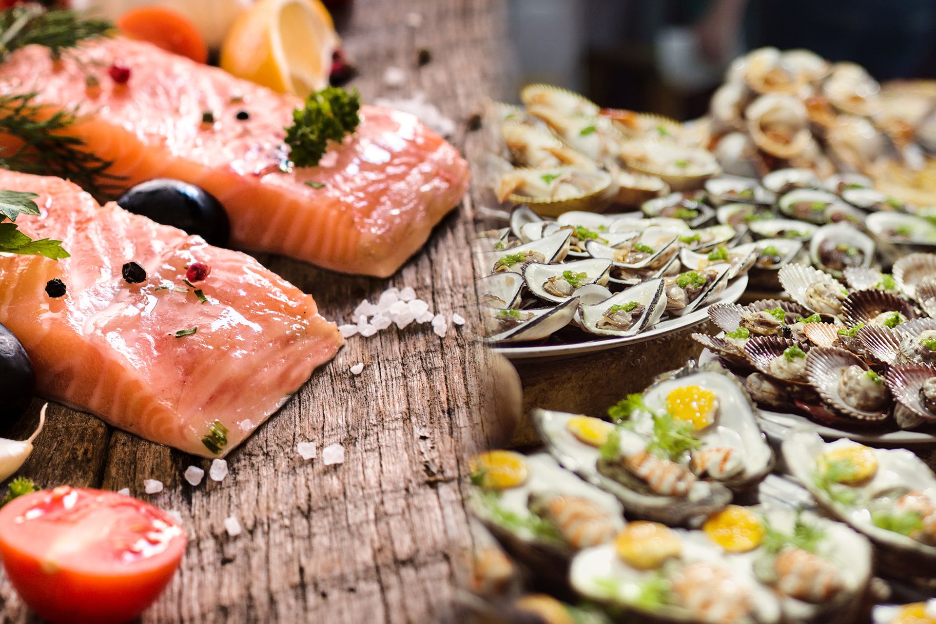 Il salmone e i frutti di mare compendiano perfettamente la nostra dieta