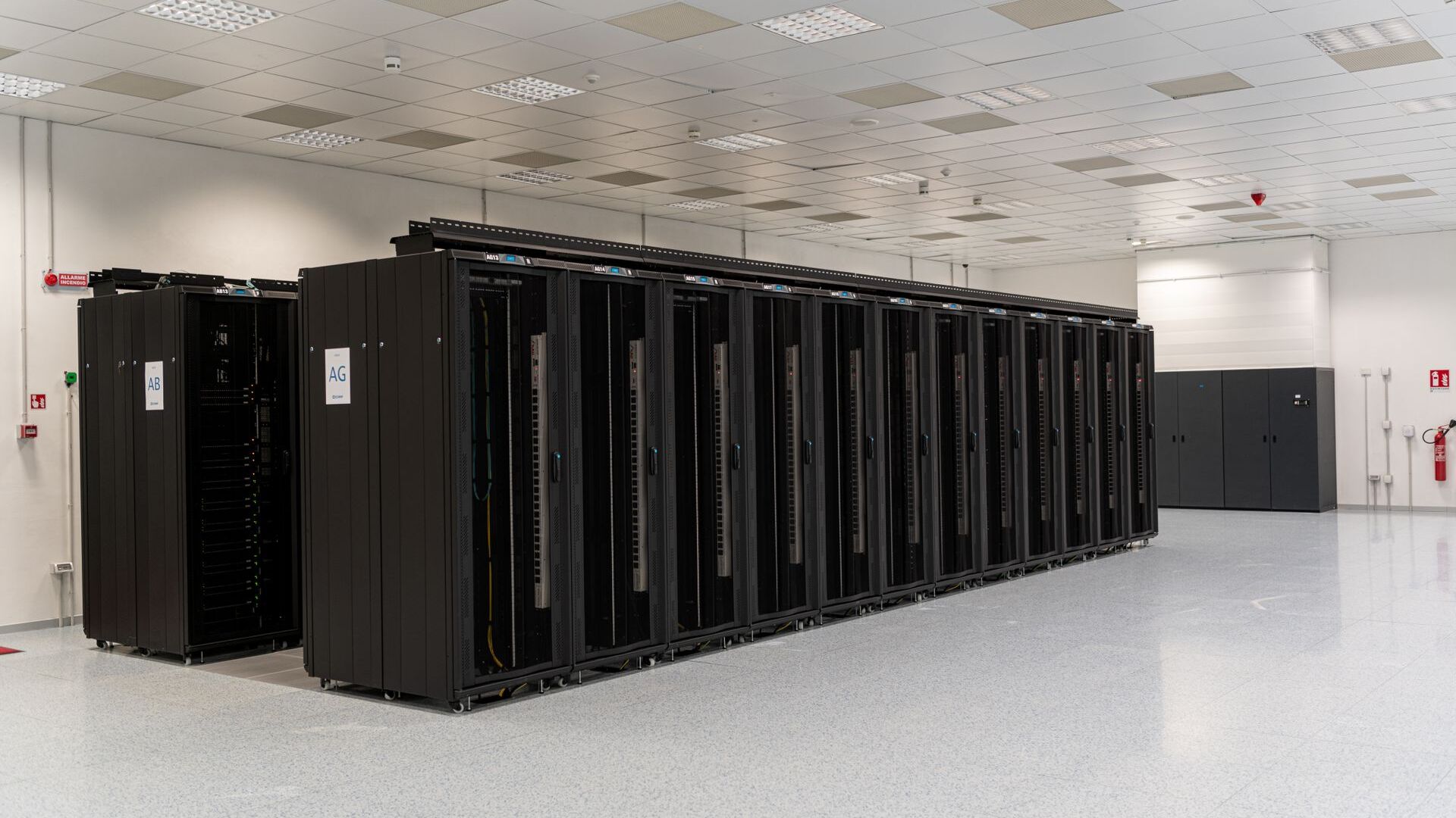 位于博洛尼亚大数据技术中心内的欧洲中期天气预报中心的超级计算机（摄影 Giacomo Maestri）