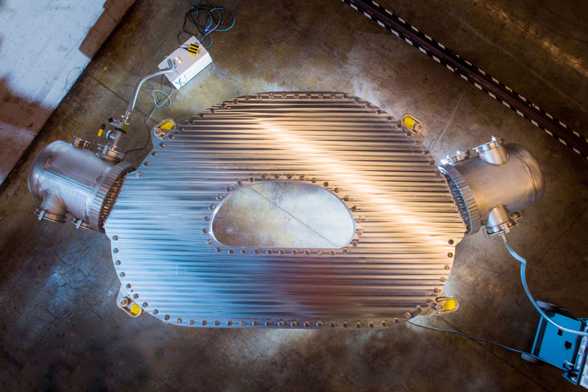 Големиот високотемпературен суперспроводлив магнет, дизајниран и изграден од Commonwealth Fusion Systems и Центарот за наука и фузија на плазма на Технолошкиот институт Масачусетс (PSFC), генерира рекордно магнетно поле од 20 Тесла, најсилното во светот. (Фото: Гретчен Ертл, CFS/MIT-PSFC, 2021)