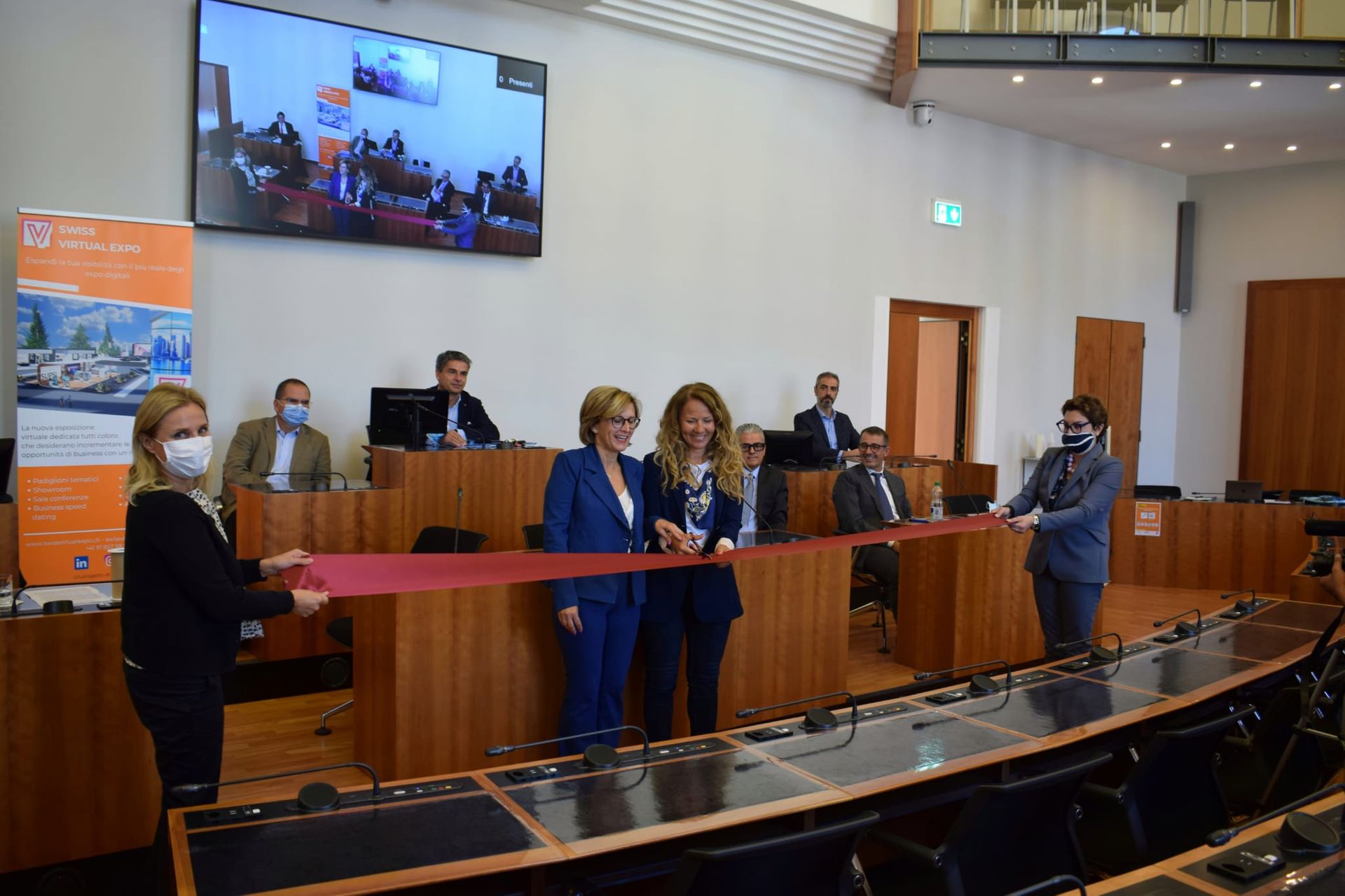 Ang pagputol ng ribbon ng "Swiss Virtual Expo" 2021-2022 sa loob ng bulwagan ng Municipal Council of Lugano