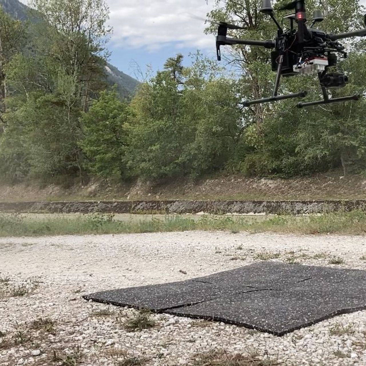 La ricercatrice Petra D'Odorico alle prese con il volo di un drone nel sito di ricerca forestale del Pfynwald, in Vallese, nell'estate del 2020 (Foto Frederik BaumgartenWSL)