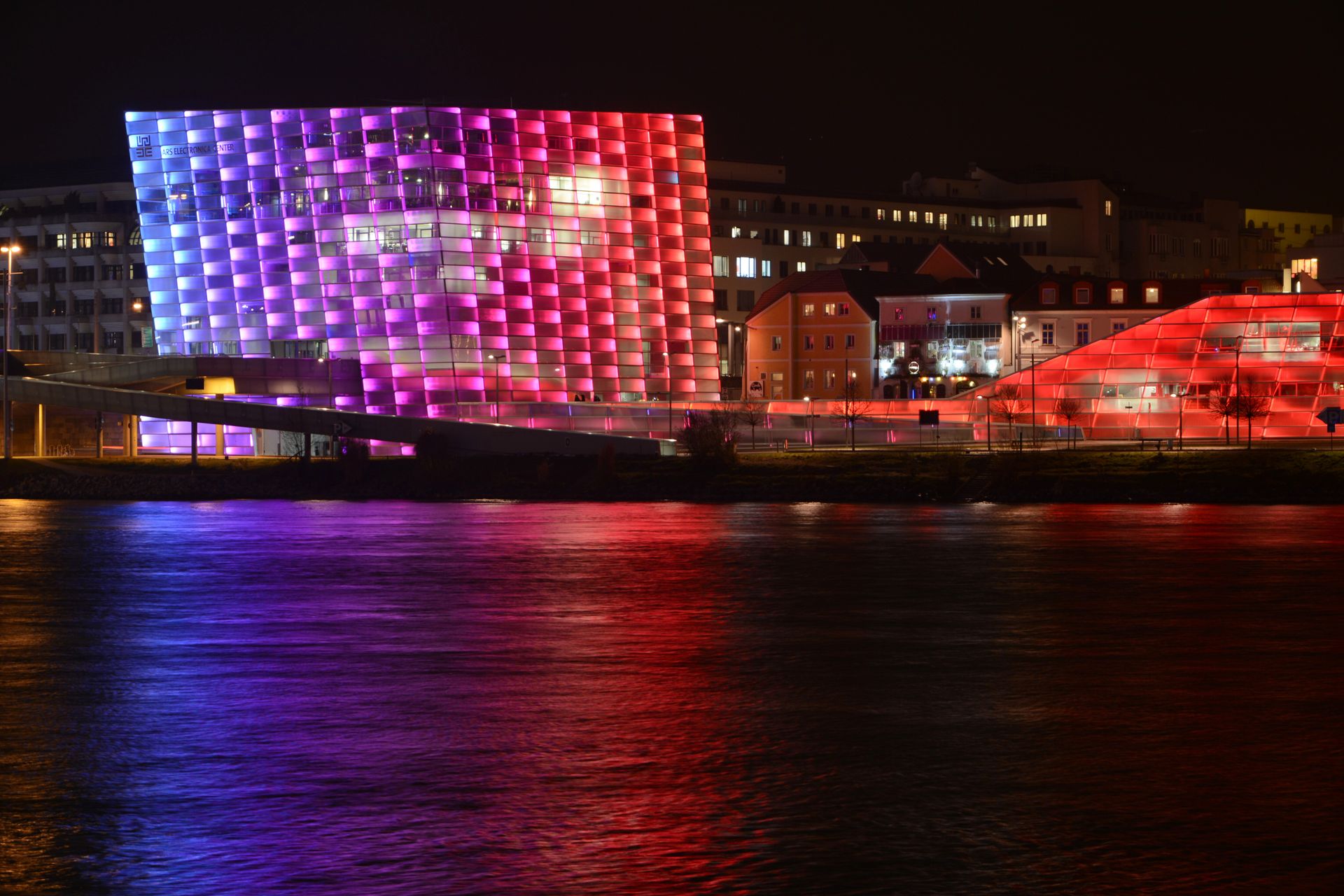 La sede di Ars Electronica a Linz, in Austria, illuminata in occasione del festival omonimo