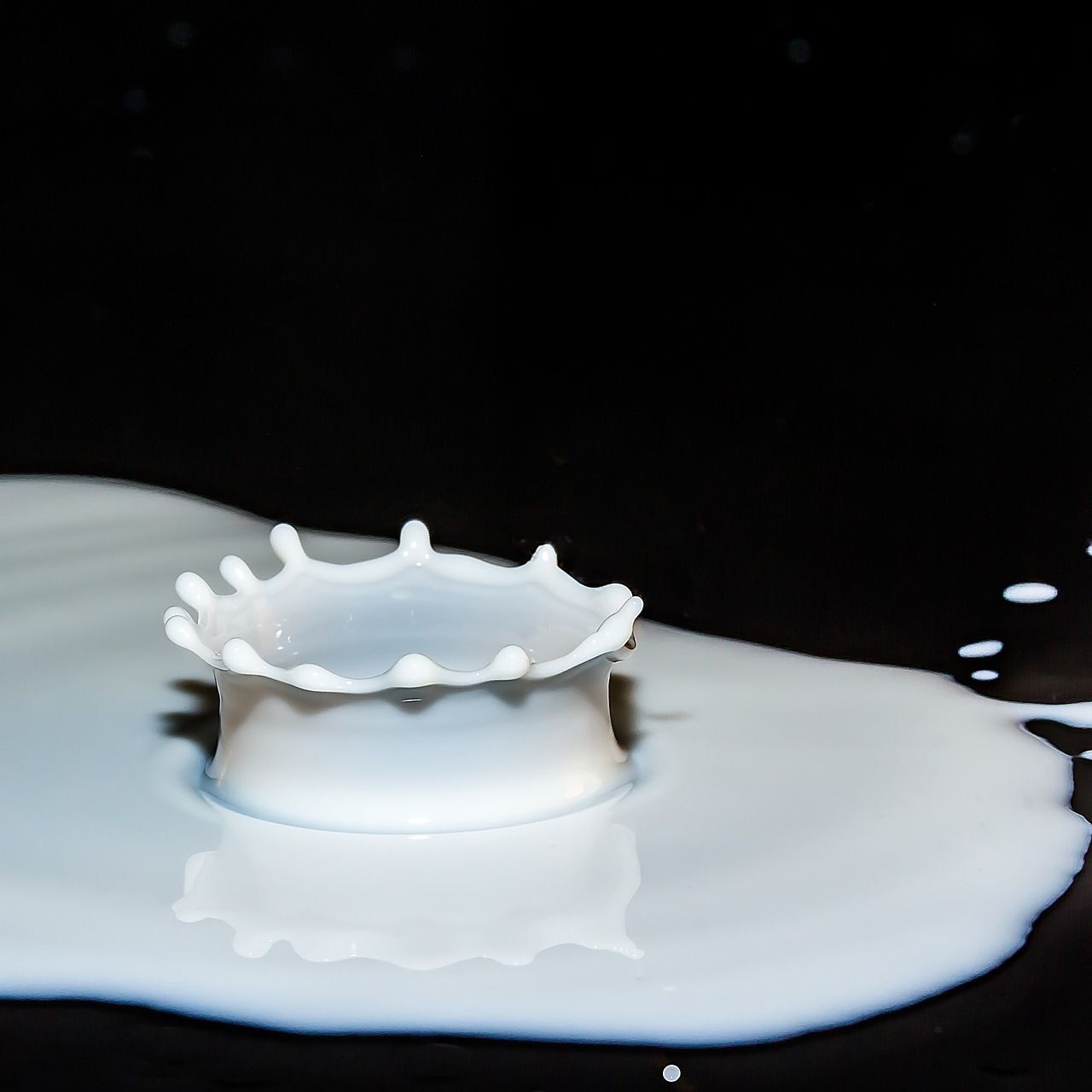 La tensione superficiale di schizzi di latte su un tavolo