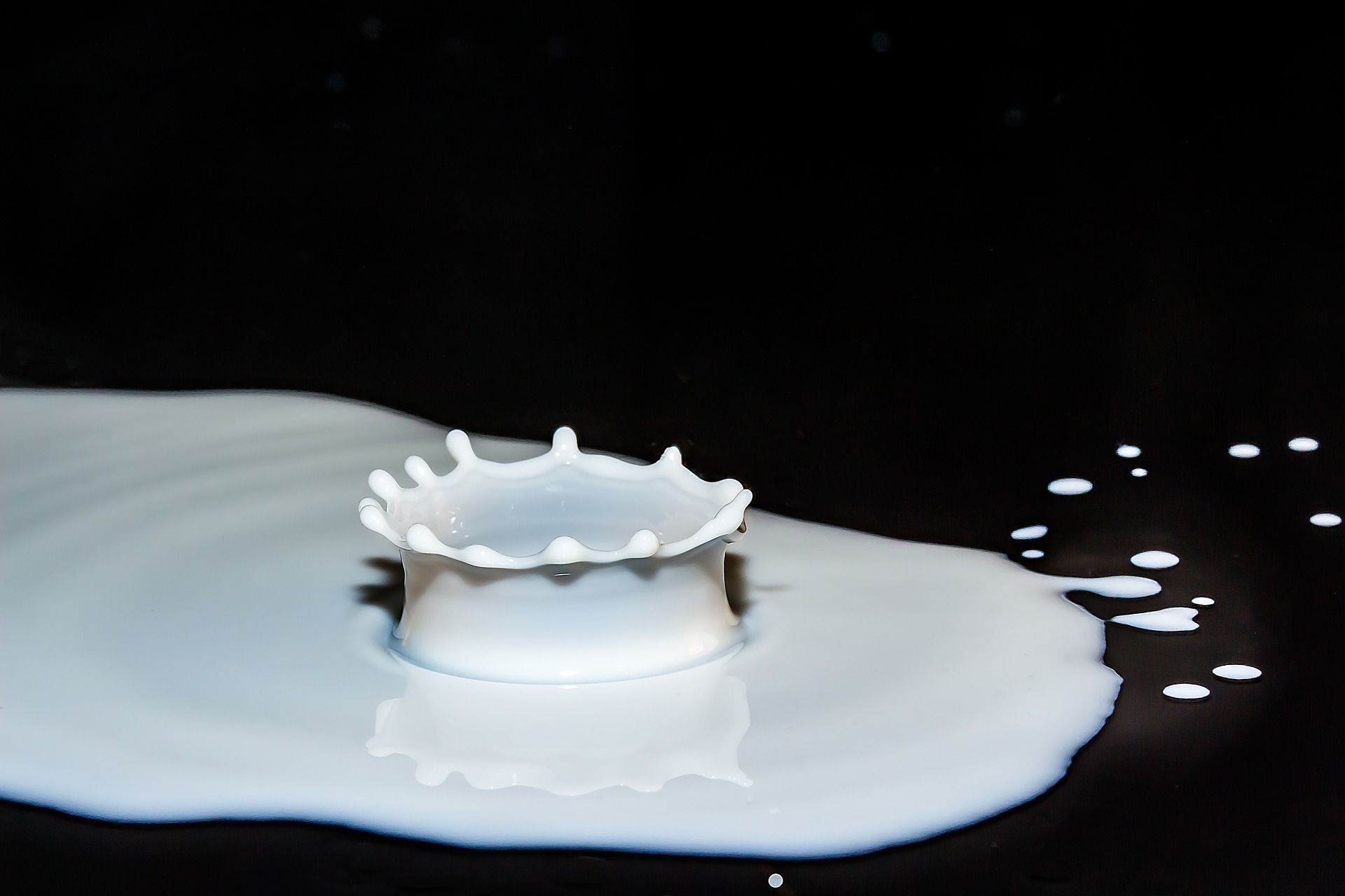 La tensione superficiale di schizzi di latte su un tavolo