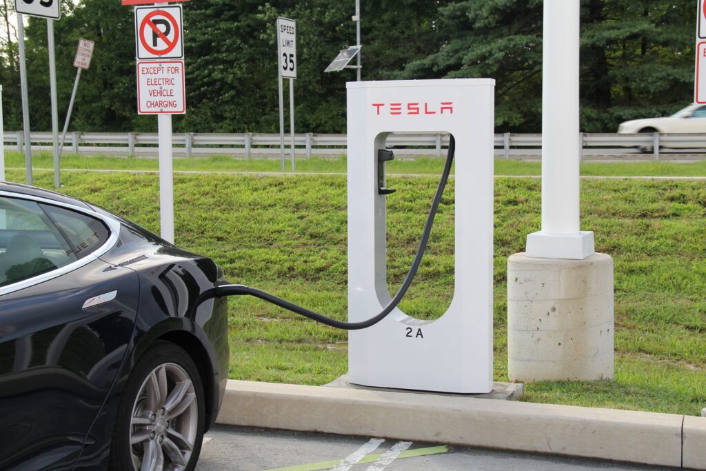 Ein Tesla Model S, das an einem Punkt aufgeladen wird
