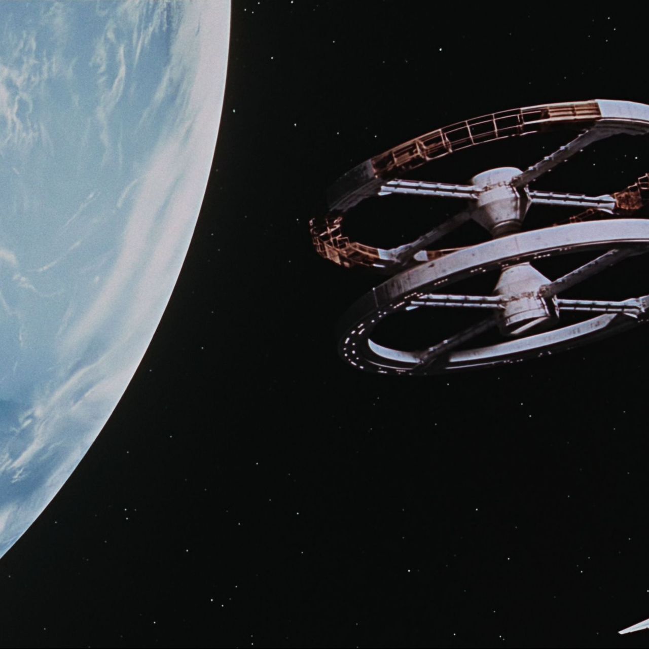Quale migliore visione del futuro che ci fu rubato se non quella di Stanley Kubrick nel capolavoro cinematografico “2001 A Space Odissey”?