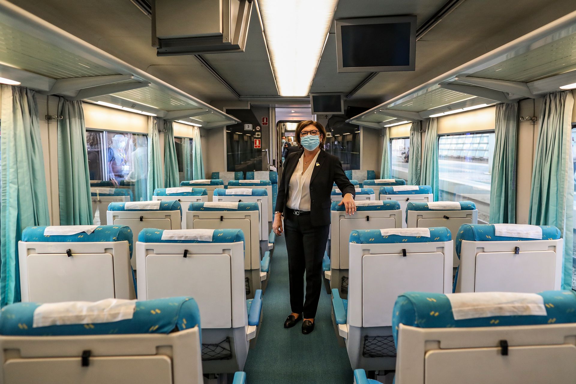Adina Vălean, Commissario ai Trasporti dell'Unione Europea, all'interno del treno Connecting Europe Express