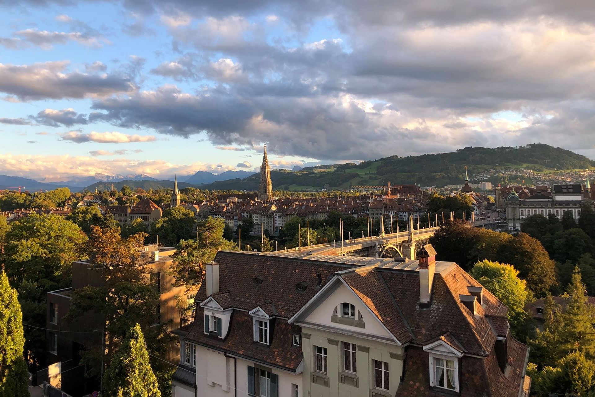 Coloratissima vista dall'alto di Berna, "città federale" della Svizzera: secondo una leggenda locale, Berthold V di Zähringen, fondatore della città, scelse come nome quello del primo animale che incontrò a caccia, che si rivelò essere un orso (Bär)