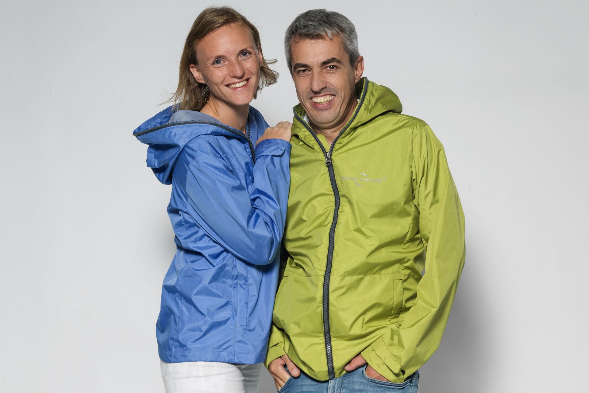 Two variants of the "ecological" Wear2Wear jacket: blue or green? The outer layer of the blue "starter version" of the new jacket contains polyester made from PET bottles; the green color indicates that material from the recycling process has been used (Photo: Schoeller Textil AG)