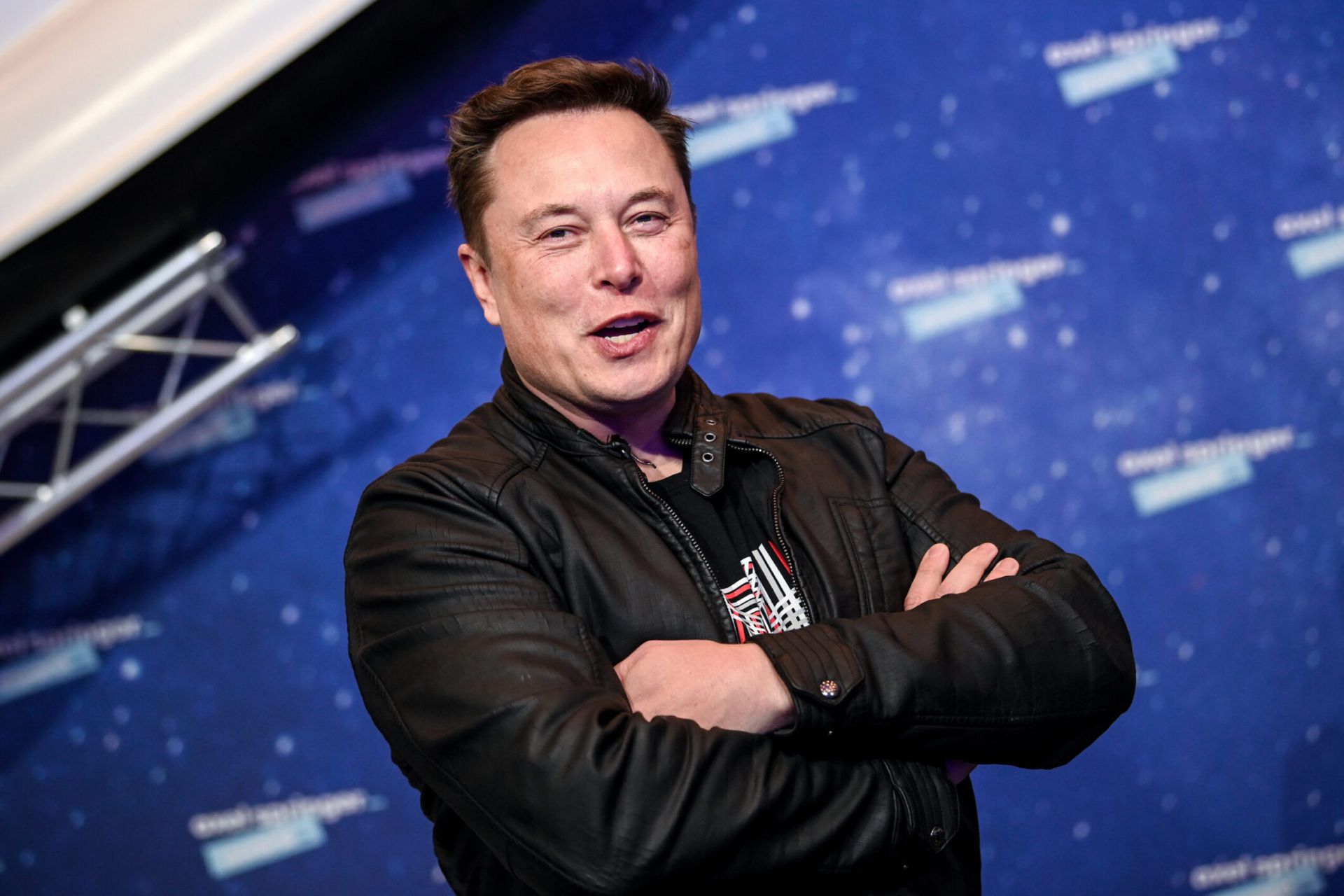 Un Elon Musk evidentemente soddisfatto: sta portando a compimento il suo sogno di morire di vecchiaia su Marte? Ai posteri l’ardua sentenza