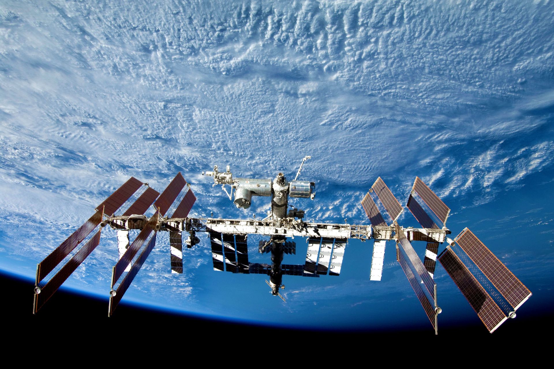 La International Space Station (la Stazione Spaziale Internazionale in lingua italiana), in orbita intorno alla Terra dal 1998. Se ne prevede il rientro - controllato - entro il 2028, a meno che qualche privato non decida di…comprarsela?