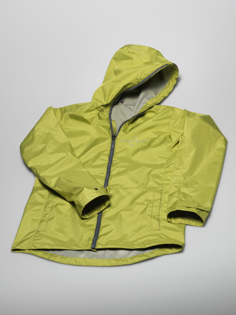 Il colore verde della giacca indica che il materiale del processo di riciclaggio è stato trattato (Foto Schoeller Textil AG)