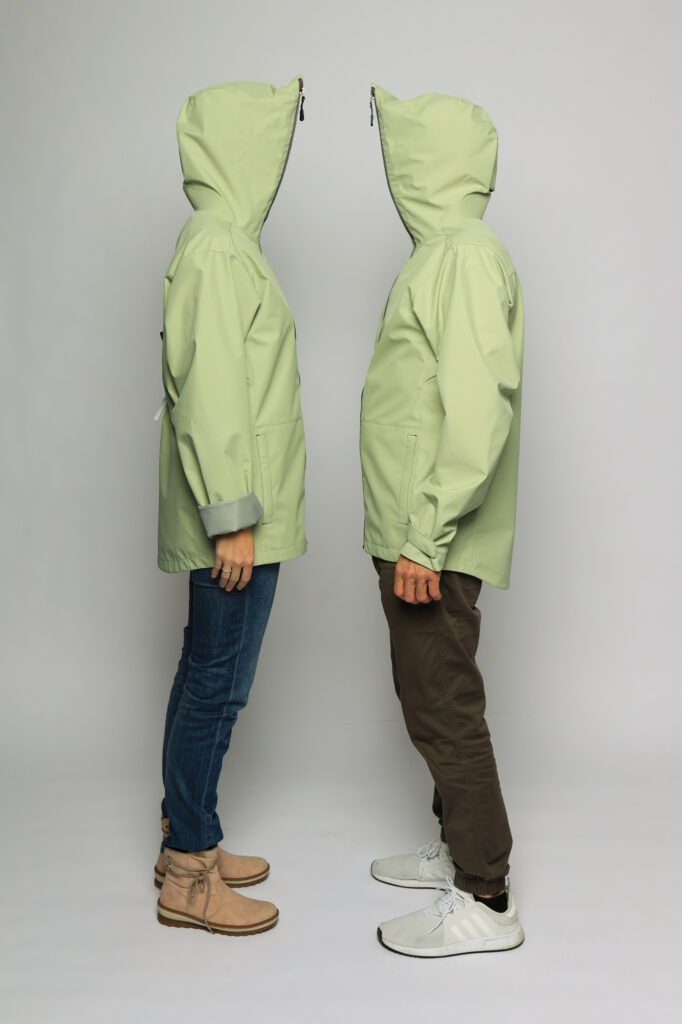 Il colore verde delle giacche indica che il materiale usato nel processo di riciclaggio è stato efficacemente trattato (Foto Schoeller Textil AG)