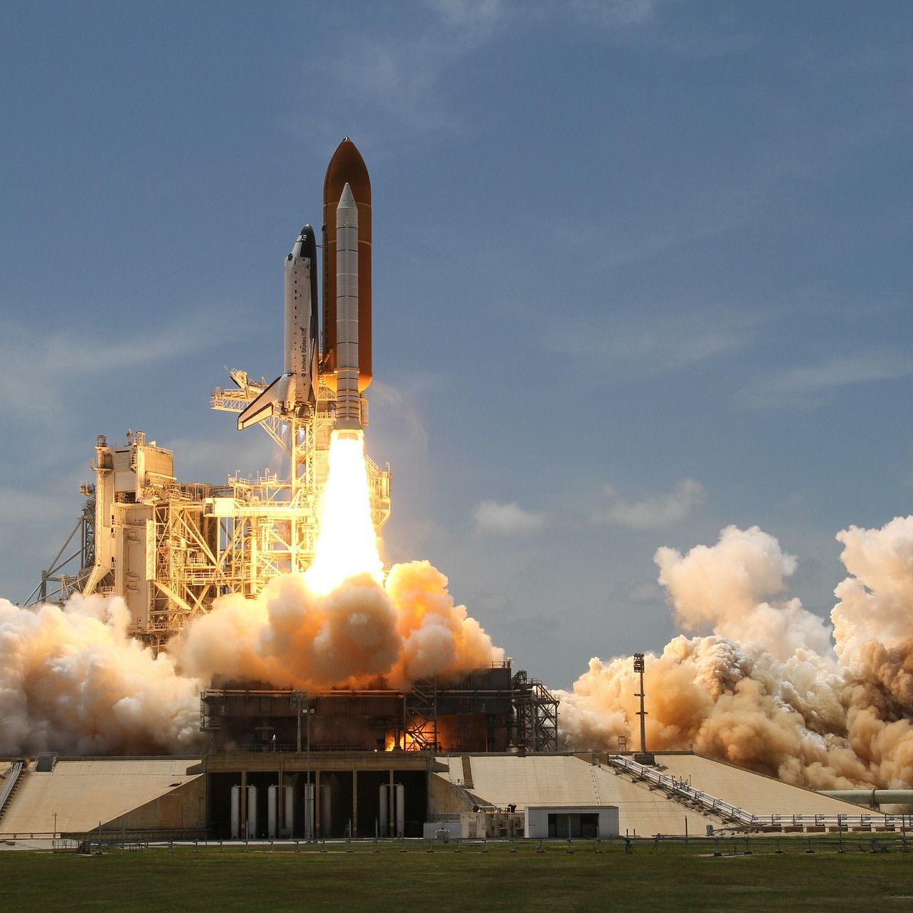 Il lancio della navicella spaziale Space Shuttle dalla base di Cape Canaveral in Florida