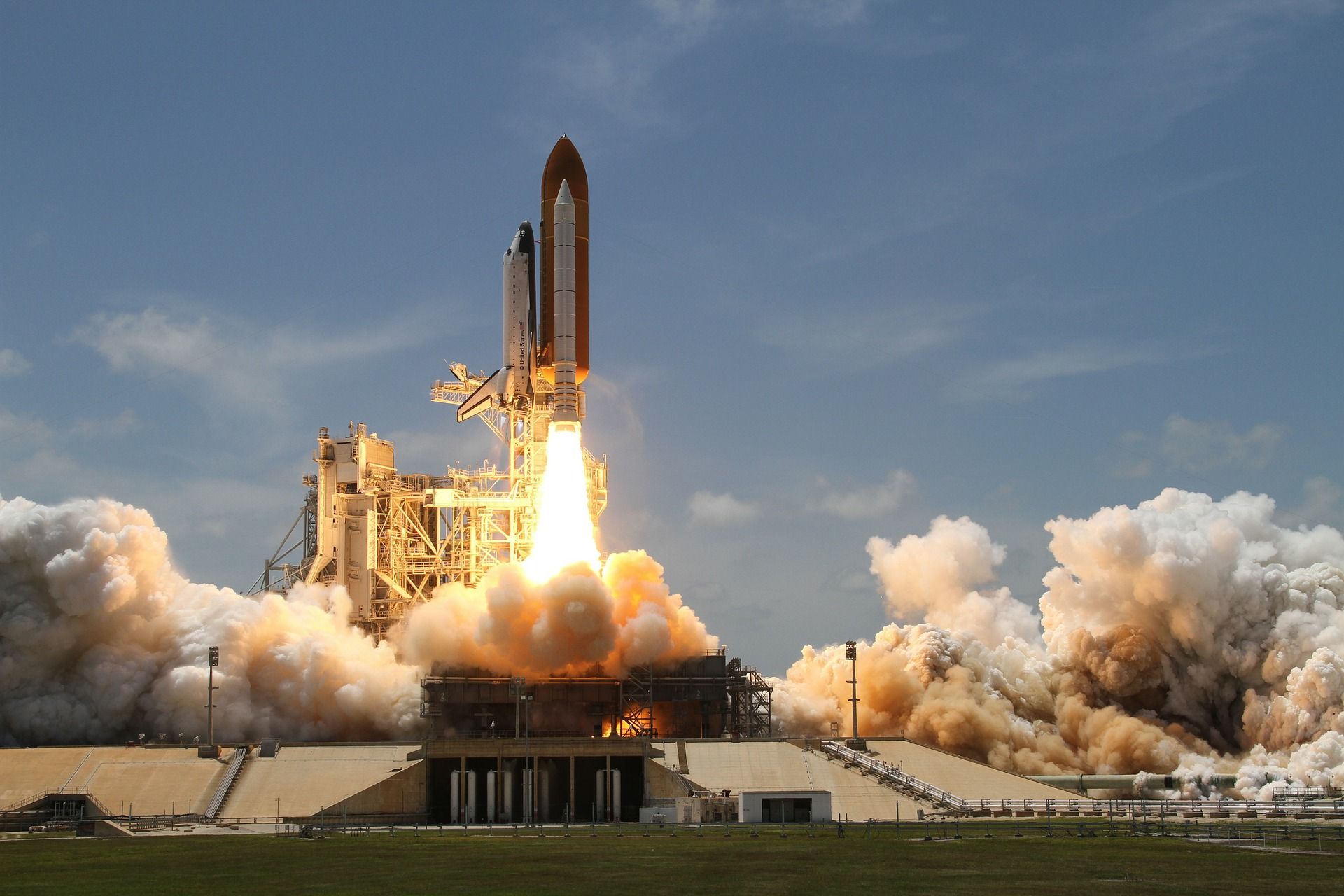 Il lancio della navicella spaziale Space Shuttle dalla base di Cape Canaveral in Florida
