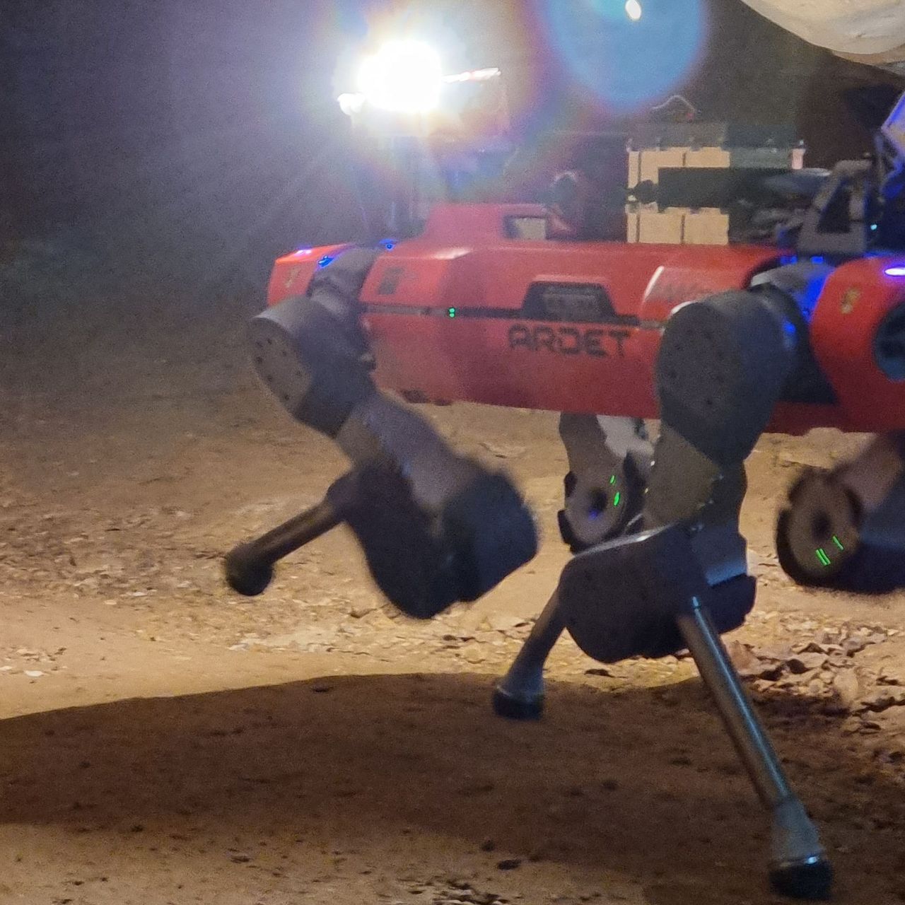 Il robot a quattro zampe di armasuisse S+T (CSDR DDPS) esplora una grotta nella finale del DARPA Challenge