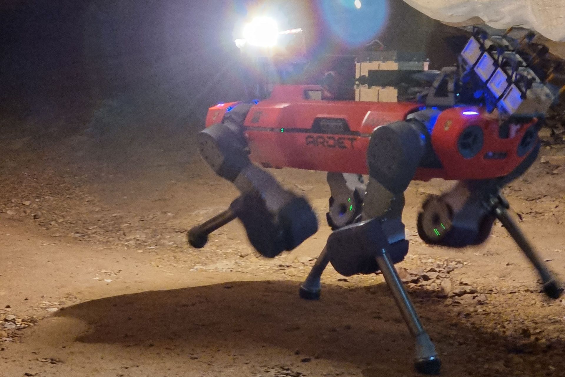 Il robot a quattro zampe di armasuisse S+T (CSDR DDPS) esplora una grotta nella finale del DARPA Challenge