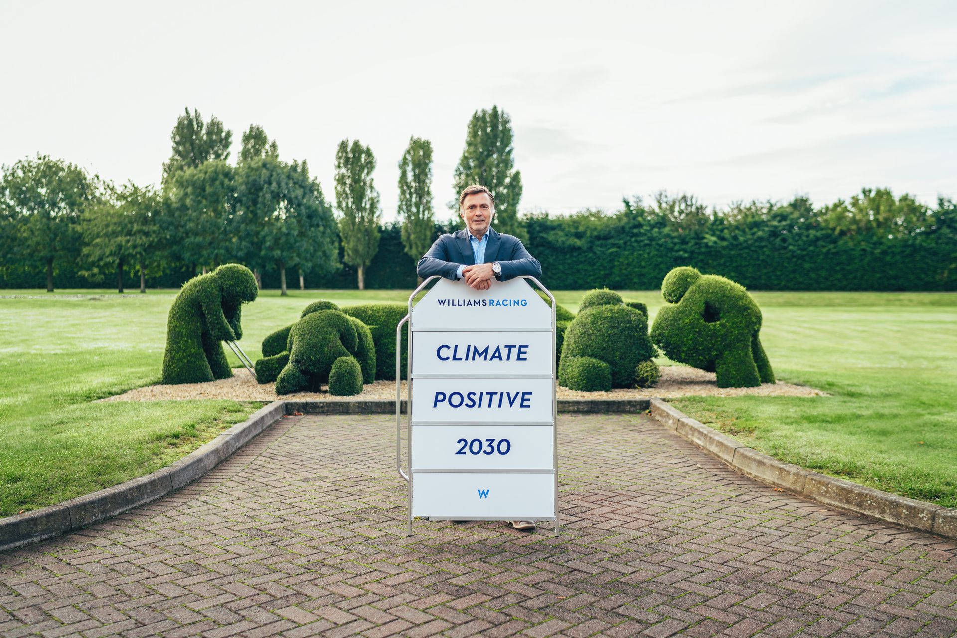 Jost Capito, CEO della Williams Racing, con il cartello "Climate Positive 2030"