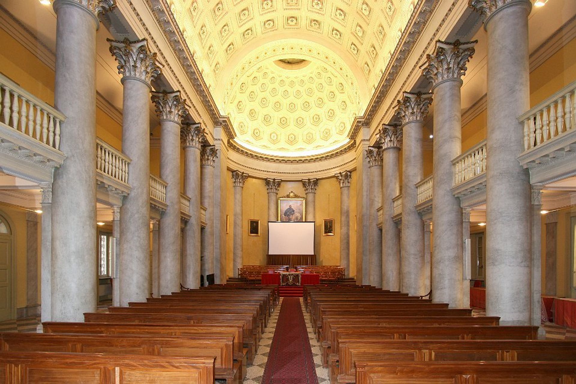 La celebre Aula Magna dell'Università di Pavia nell'omonima città