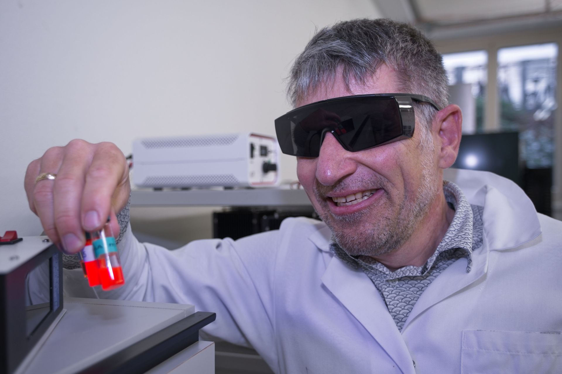 Lo scienziato Jakob Heier e la fotoluminescenza ottenuta in laboratorio