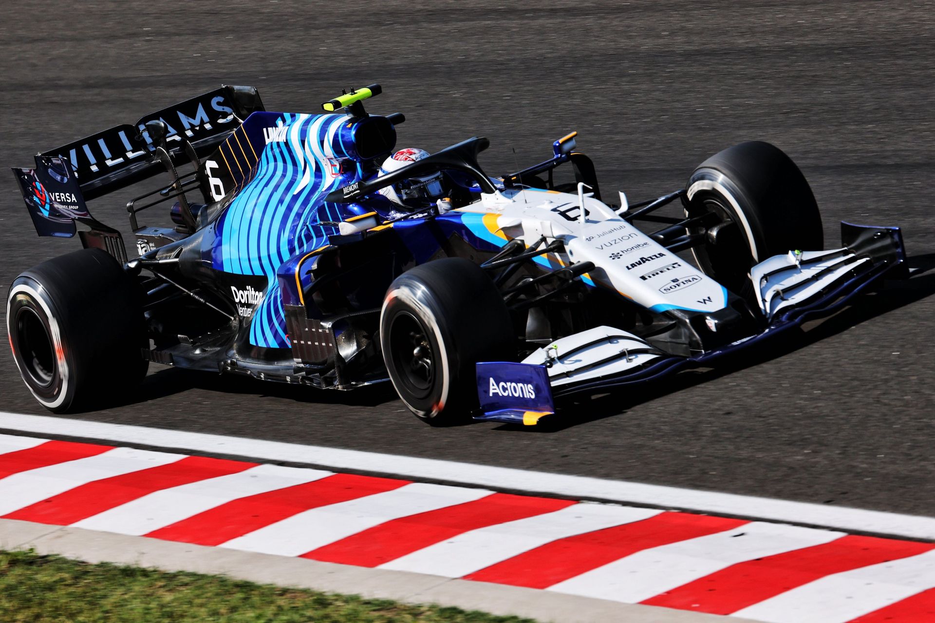 Nicholas Latifi sulla Williams FW43B-Mercedes nella stagione 2021 di Formula 1
