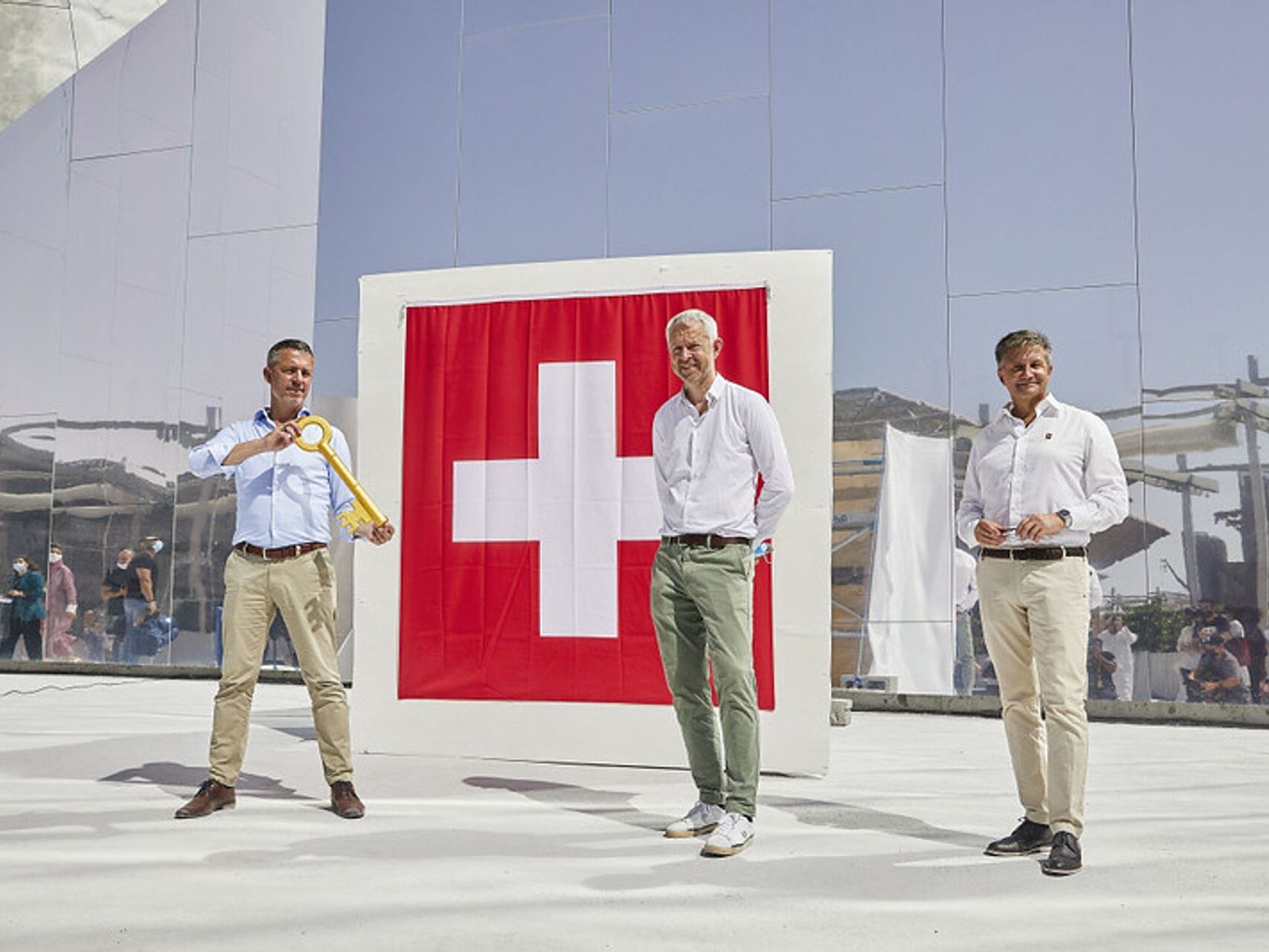 Den sveitsiske paviljongen på Dubai Expo og managerne Manuel Salchli, Nicolas Bideau og Massimo Baggi i anledning den offisielle vernissasjen