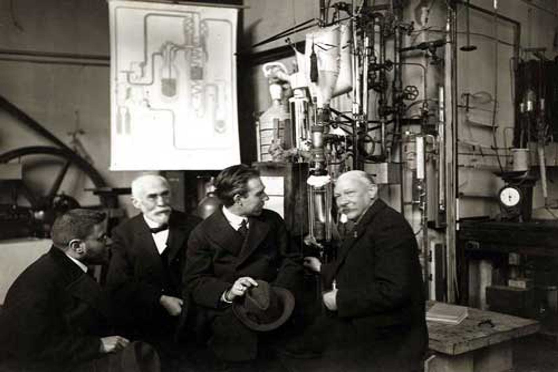 Paul Ehrenfest, Hendrik Lorentz, Niels Bohr, Heike Kamerlingh Onnes nel 1919 nel Laboratorio di Criogenia dell’Università di Leida: dobbiamo a loro la scoperta dei superconduttori