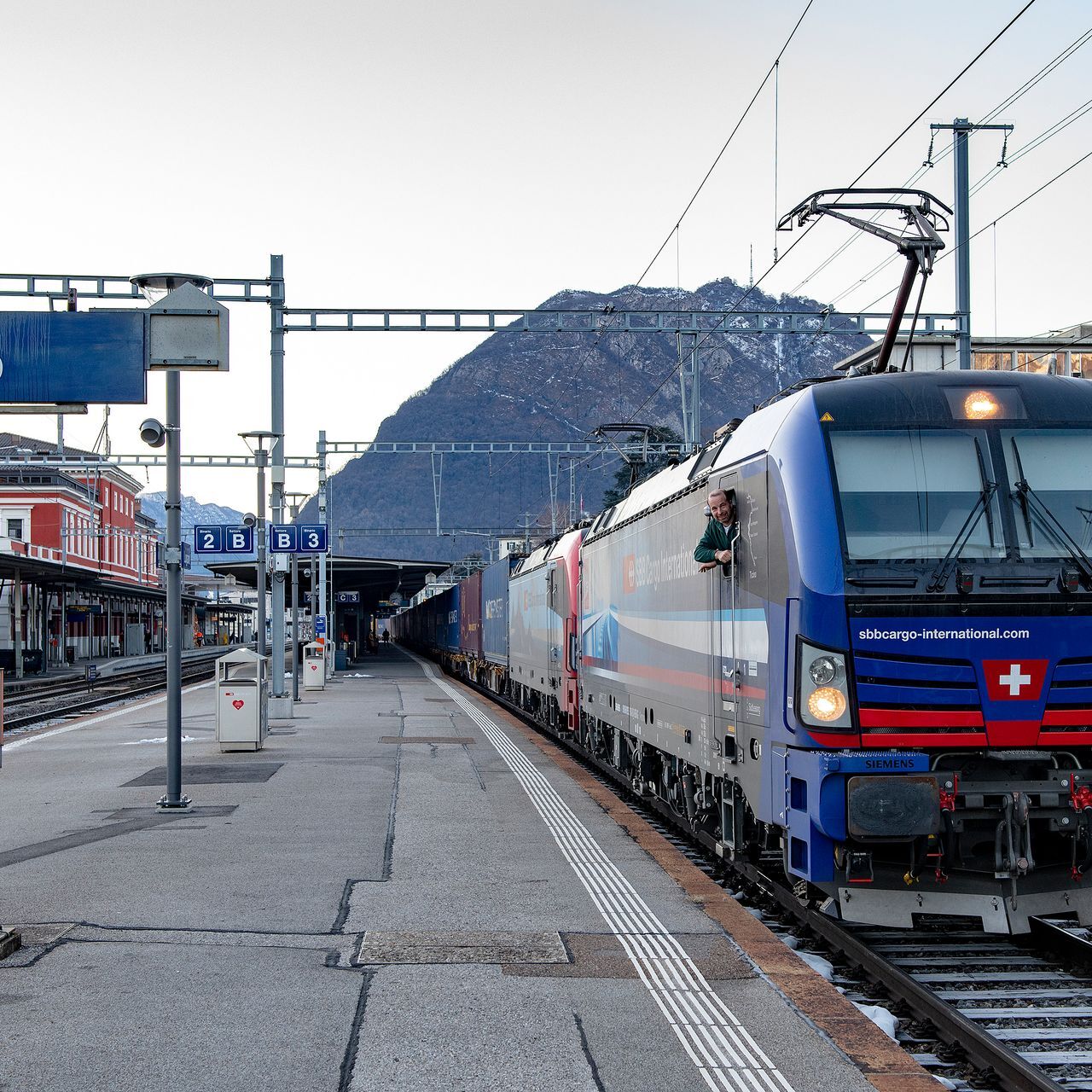 Sebuah kereta kargo dari Swiss Federal Railways di Lugano