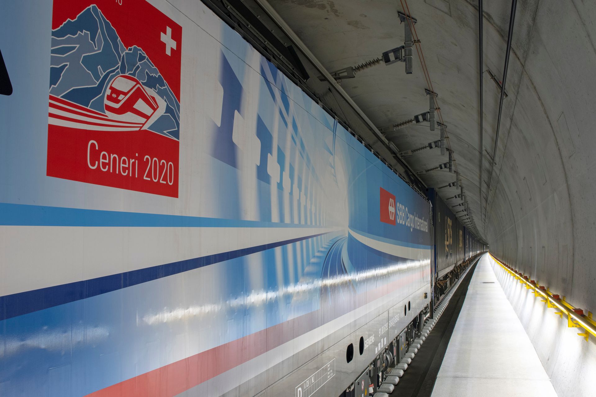 Un treno cargo delle Ferrovie Federali Svizzere con il logotipo della galleria del Ceneri