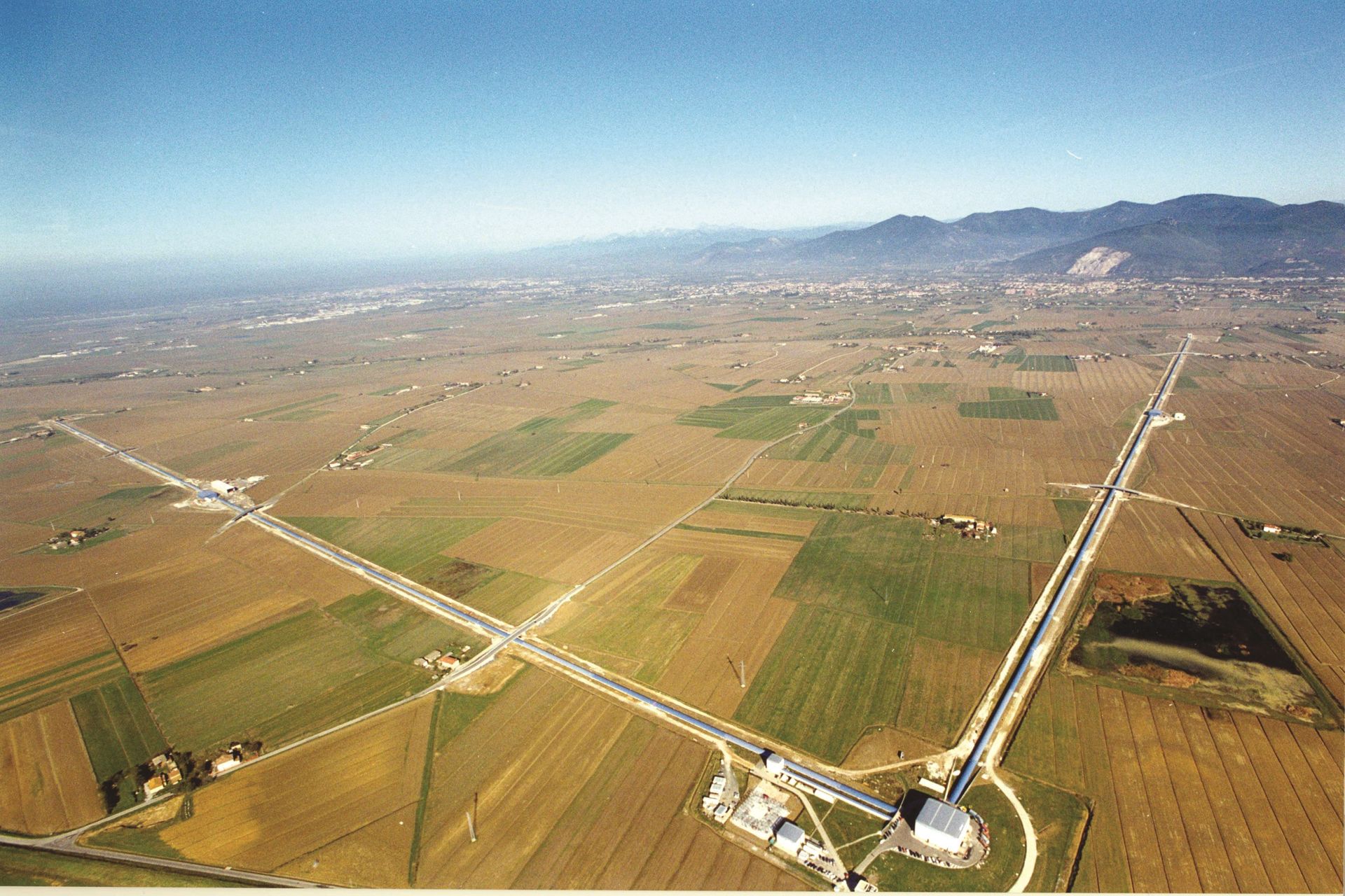 L’interferometro Virgo nella pianura pisana, vicino a Cascina, teatro della scoperta delle onde gravitazionali. Chi si aspetterebbe che fra le tecnologie di ricaduta di un progetto del genere ci fossero anche le energie rinnovabili?