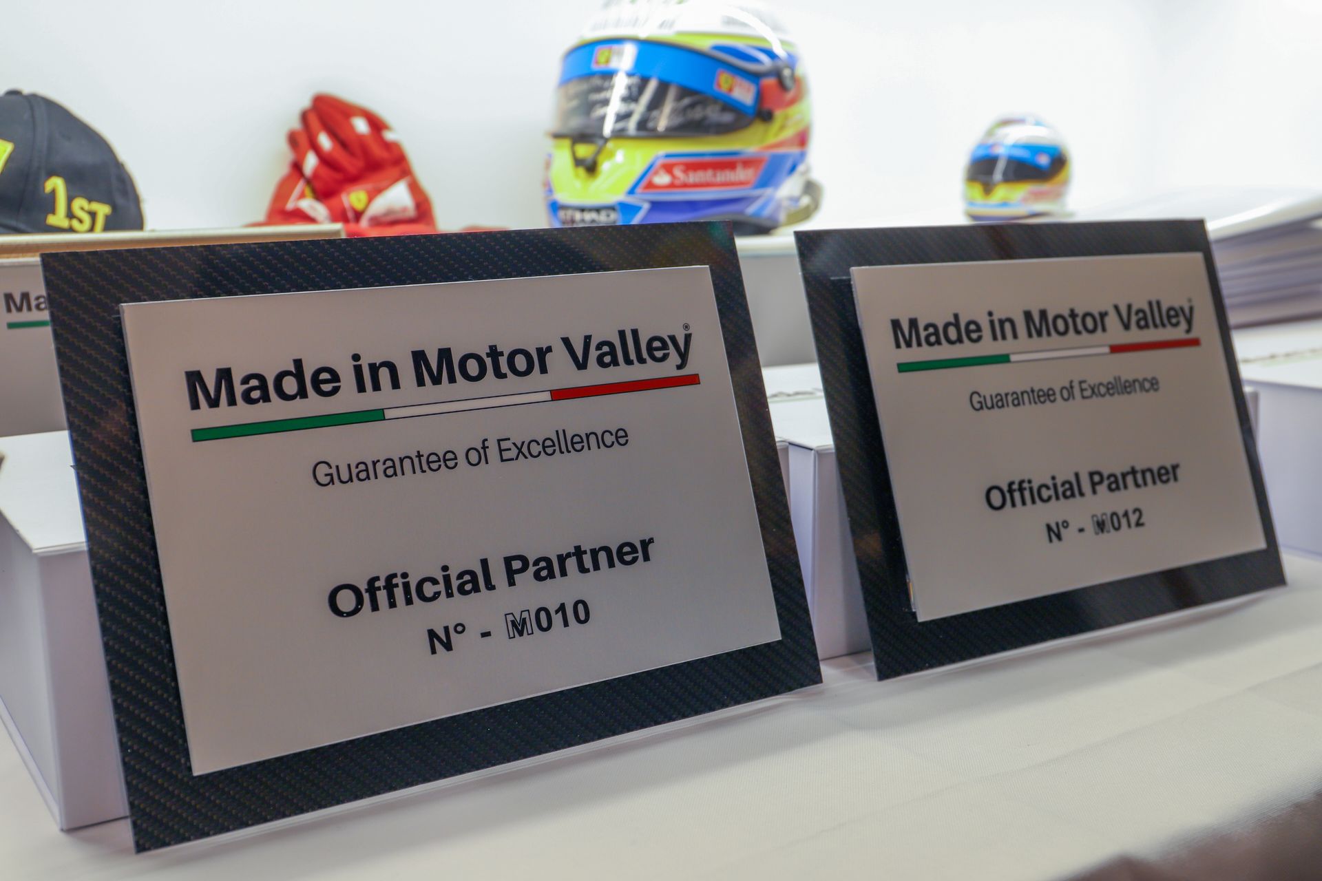 Câteva dintre primele plăcuțe ale companiilor care se alătură proiectului „Made in Motor Valley”.