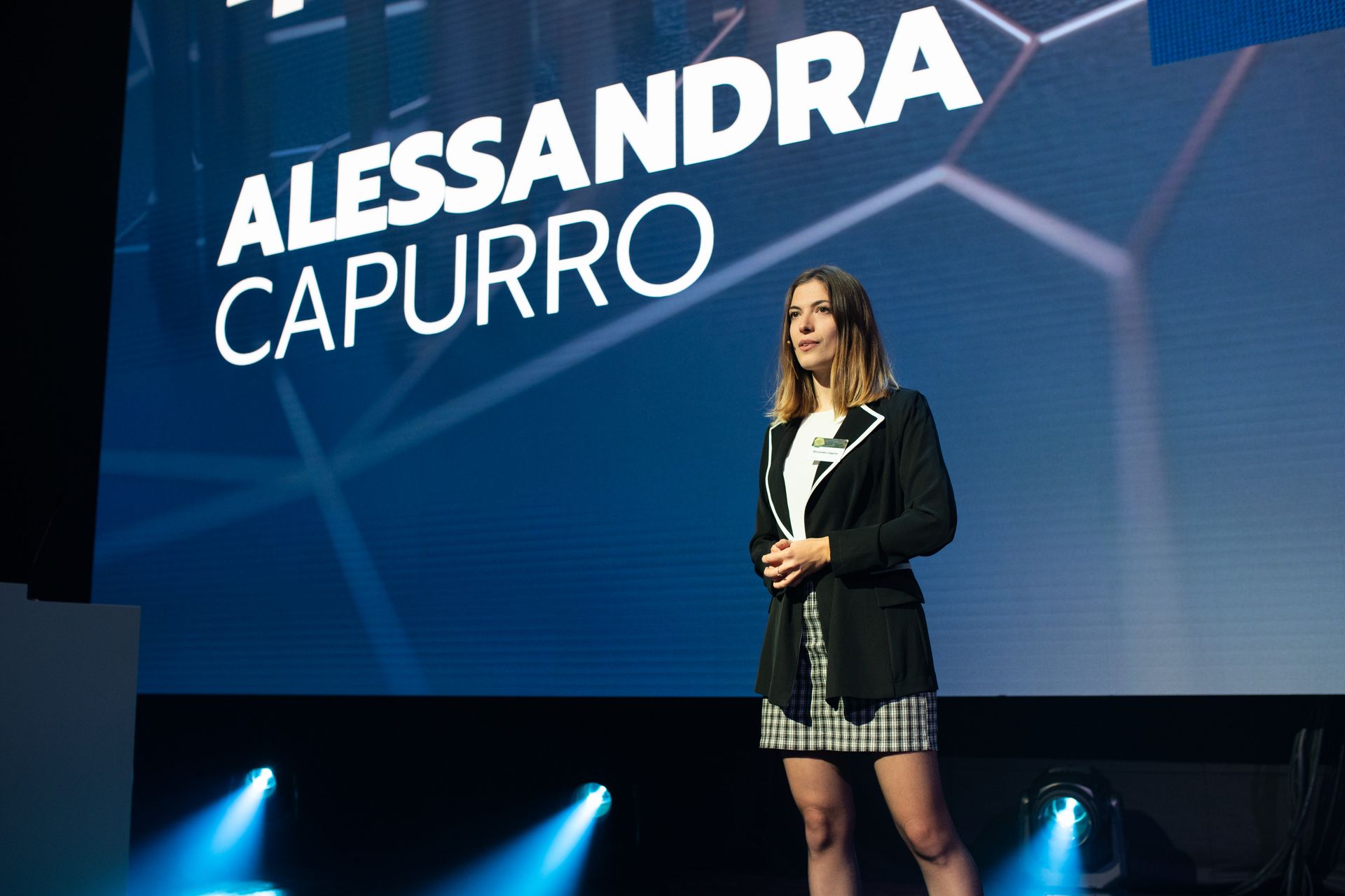 أليساندرا كابورو ، الحائزة على تصنيف "Nextgen Hero" ، في حفل توزيع جوائز "جائزة الاقتصاد الرقمي" في سويسرا