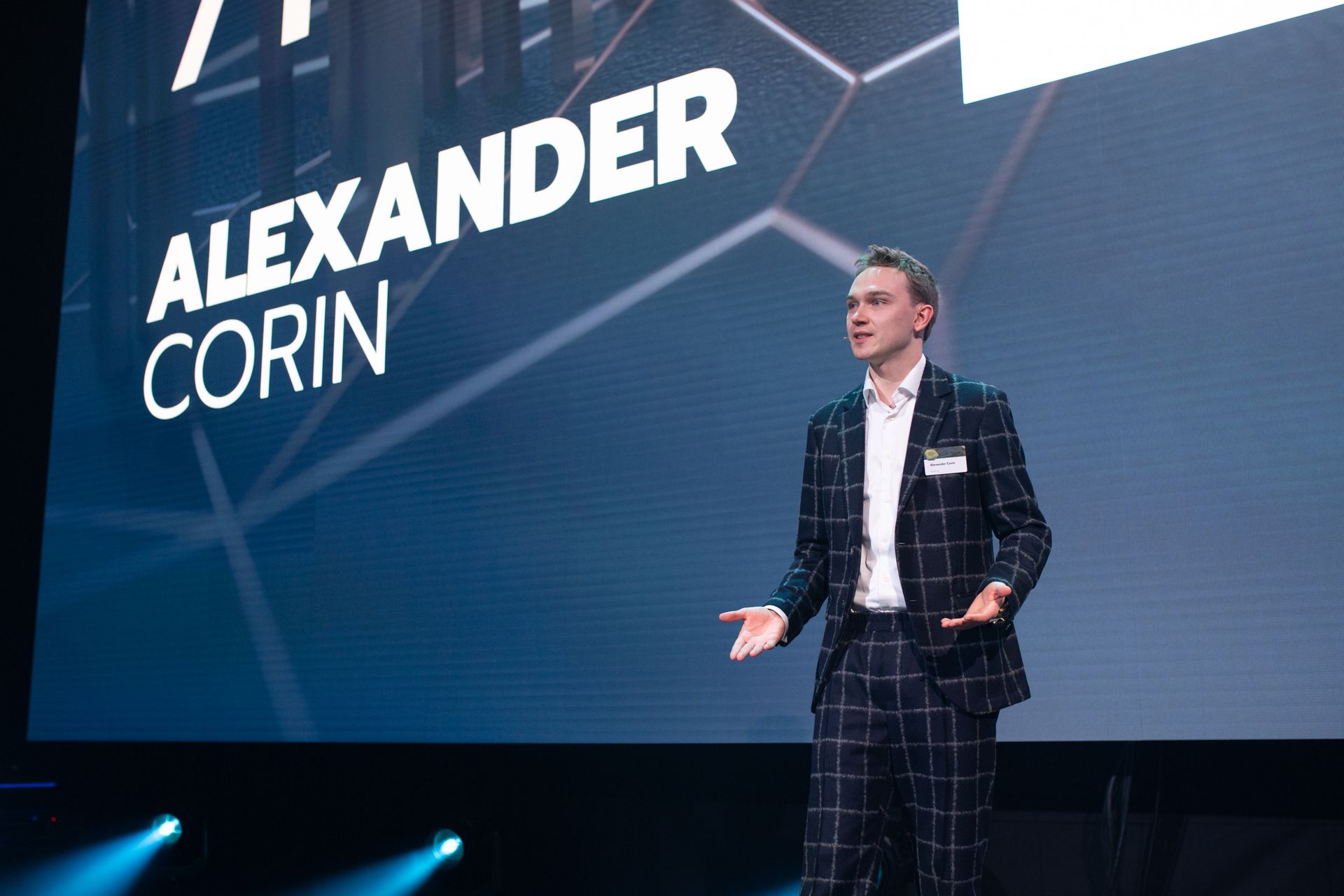 Alexander Corin, vinder af "Nextgen Hero"-klassifikationen, ved prisuddelingen af ​​"Digital Economy Award" i Schweiz