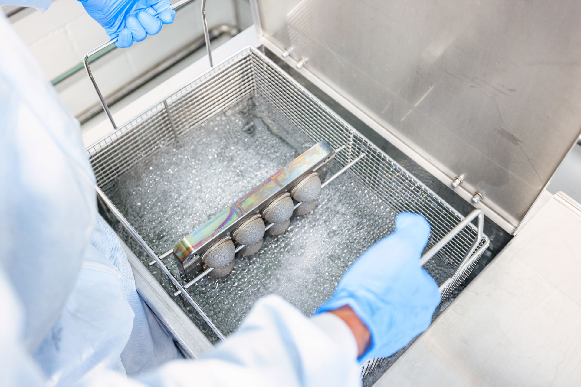 Bagno di soda caustica: il processo di stampa in 3D di protesi dell'anca presso lo “Swiss m4m Center”
