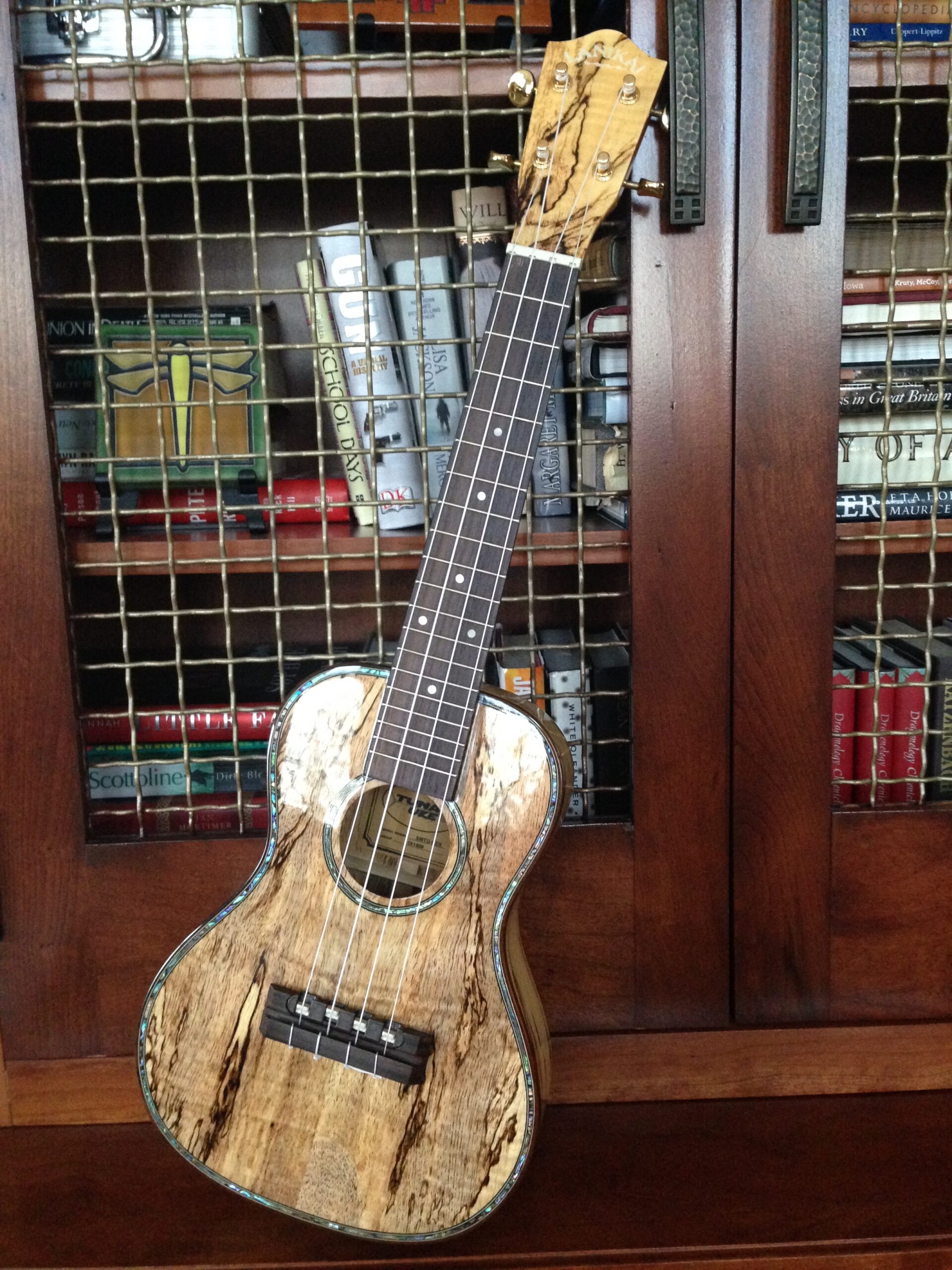 Il legno di mango pesantemente spalmato è spesso usato nella costruzione degli ukulele